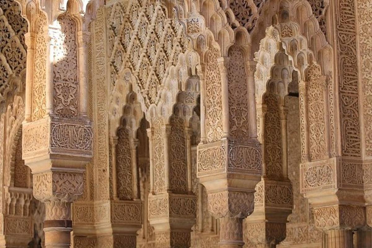 un edificio con pilastri decorati e un muro con