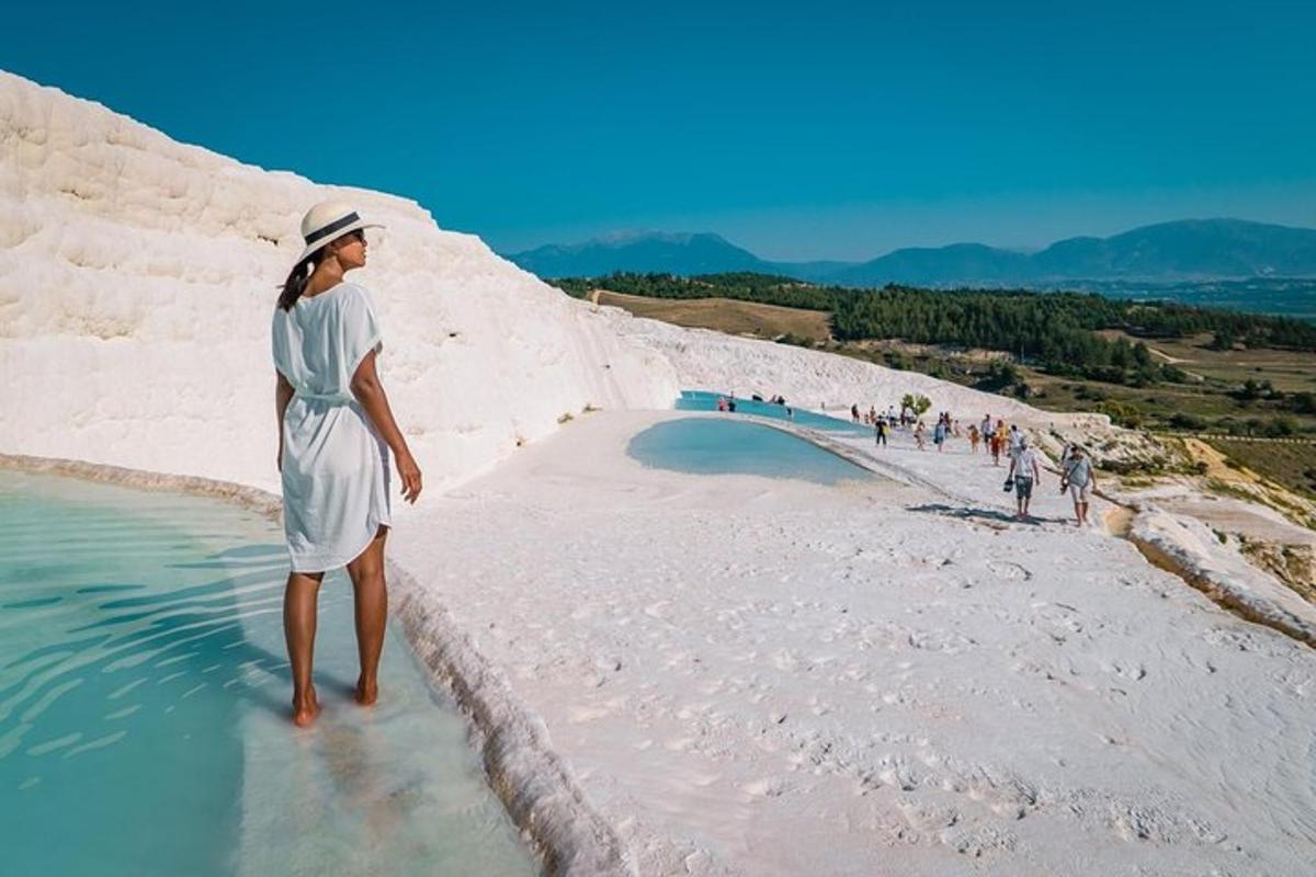 ženska, ki stoji v vodi na plaži
