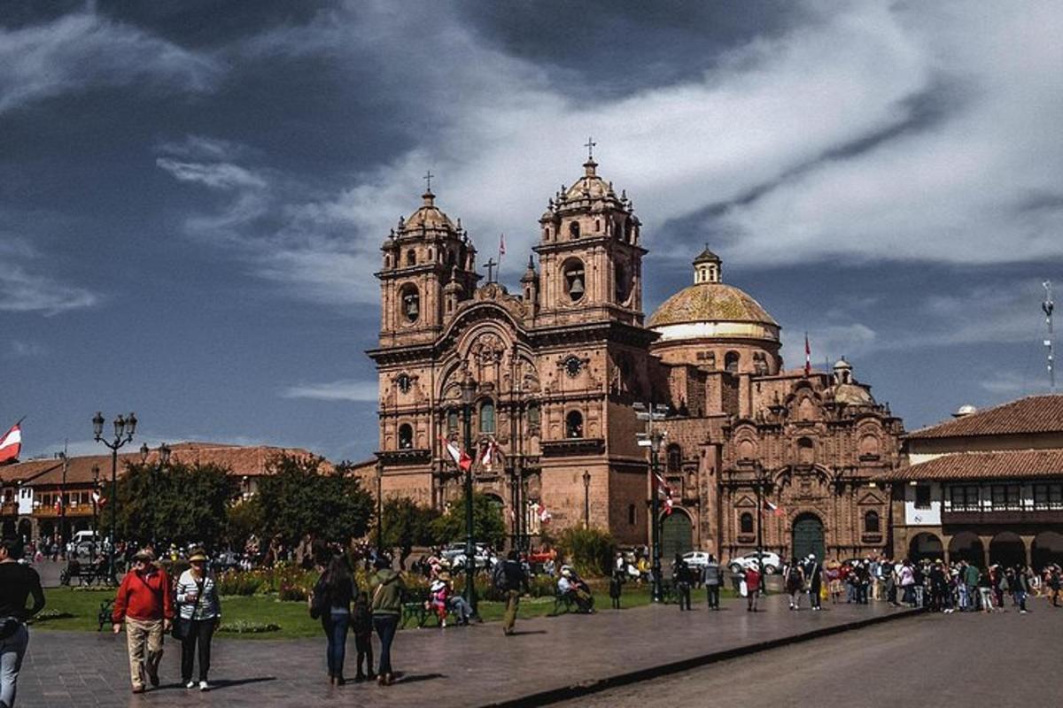 um grande edifício com pessoas caminhando na frente dele