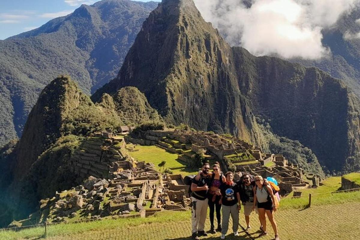 Un grupo de personas de pie frente a una montaña