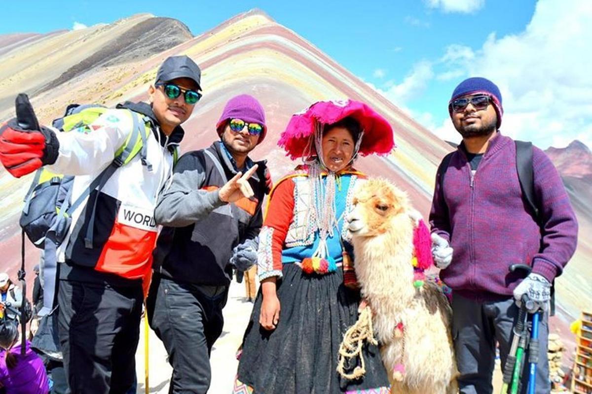 um grupo de pessoas em pé em frente a uma pirâmide