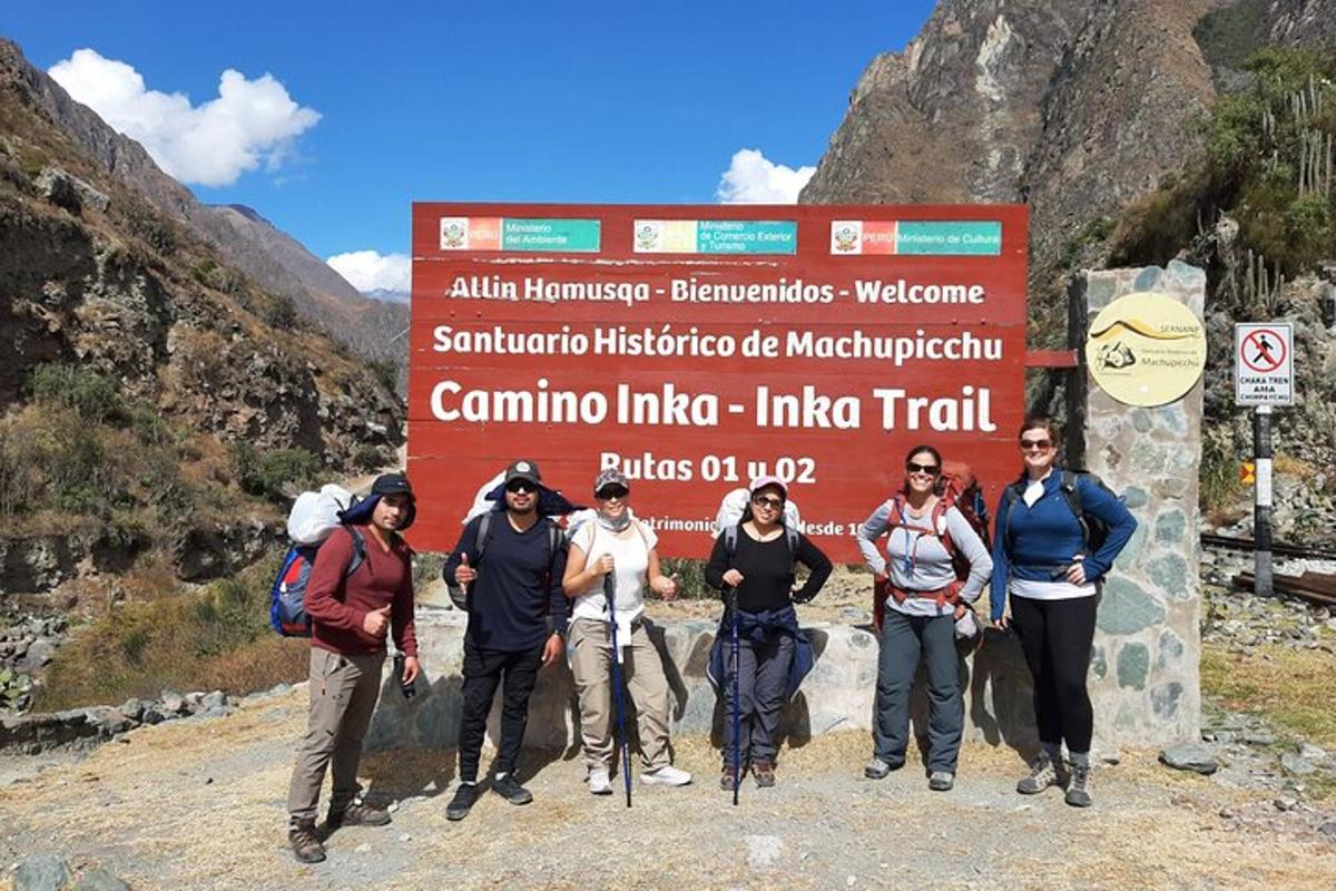 Un grupo de personas de pie delante de un cartel