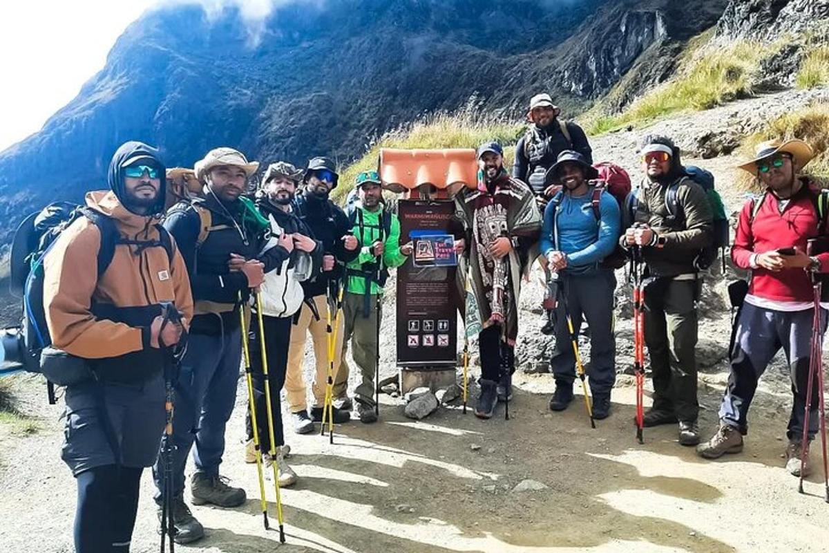 un gruppo di persone in posa per una foto su una montagna