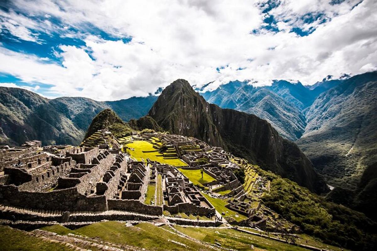 una vista aerea di un antico anfiteatro su una montagna