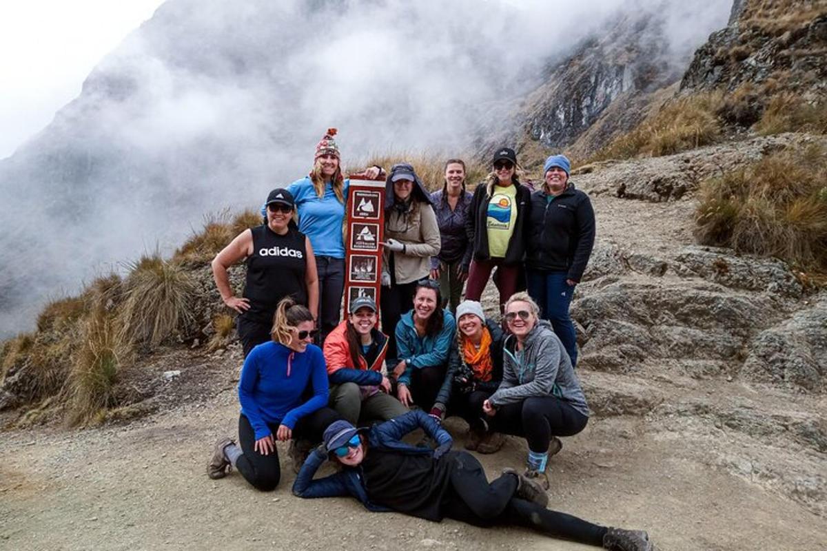 un gruppo di persone in posa per una foto su una montagna