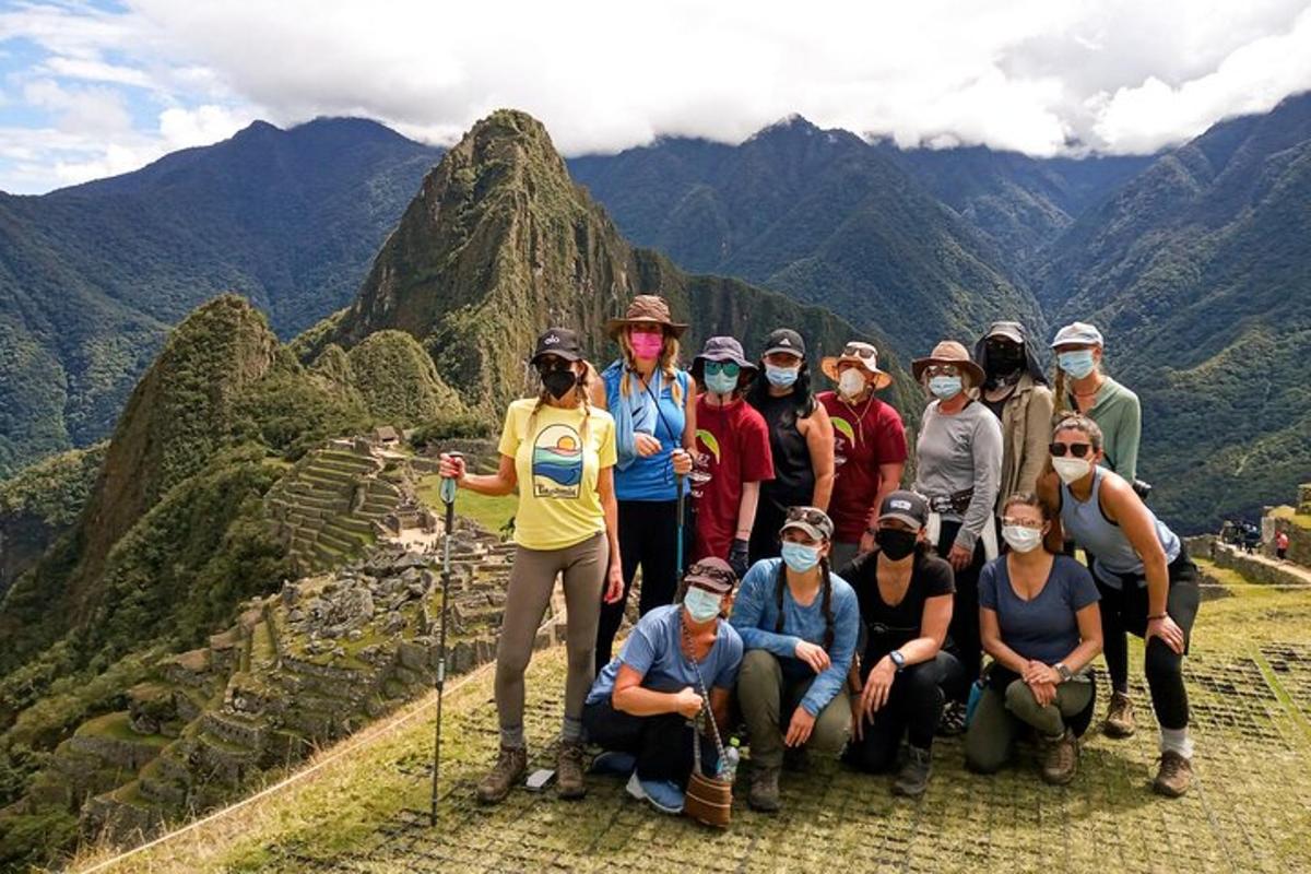 un gruppo di persone in piedi sulla cima di una montagna