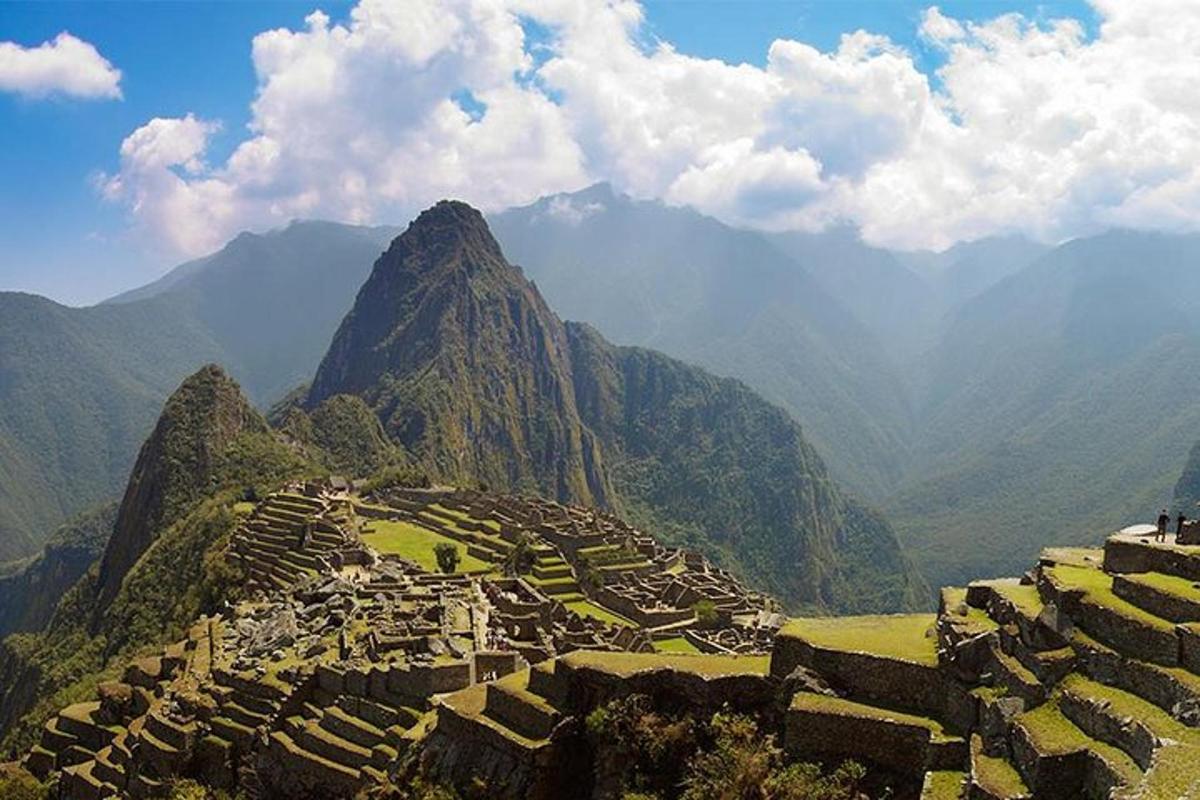 una vista de un pueblo en una montaña