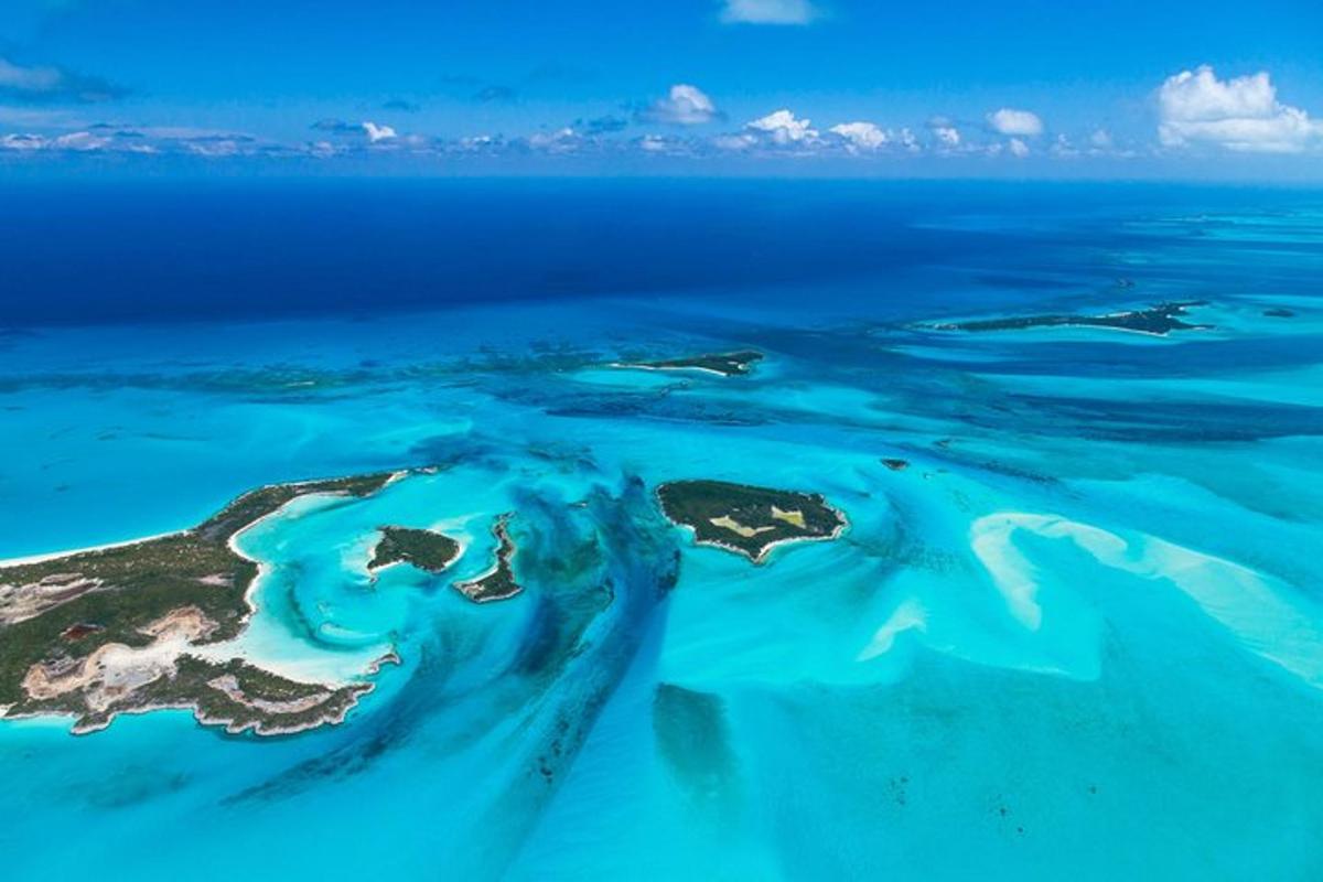 pemandangan udara pulau di lautan