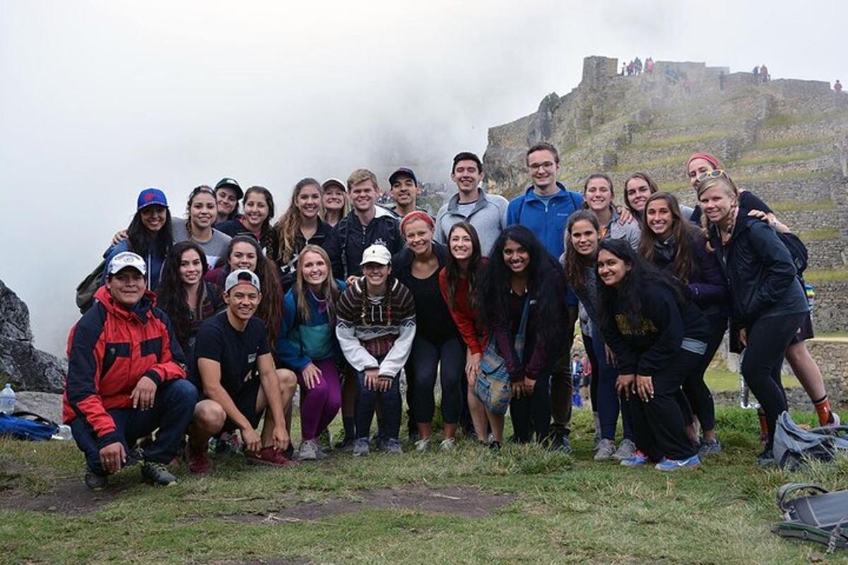 un gruppo di persone in posa per una foto in montagna