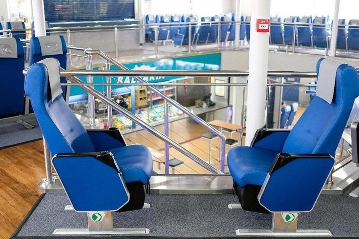 dua kerusi biru di lapangan terbang dengan kolam