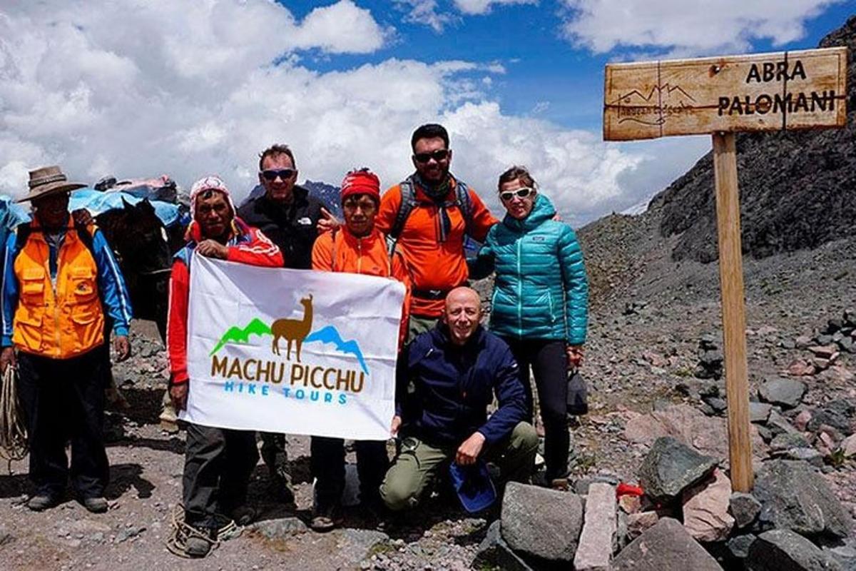 skupina lidí držících ceduli na hoře