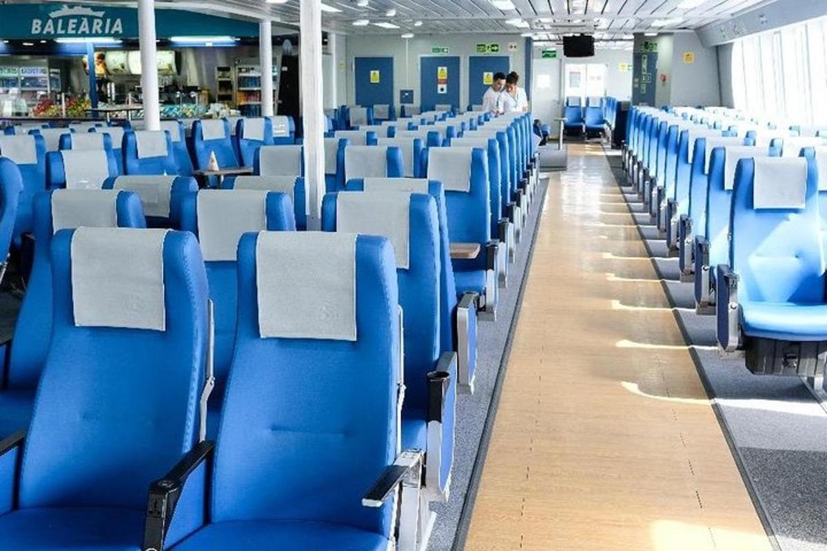 deretan tempat duduk berwarna biru di sebuah lapangan terbang