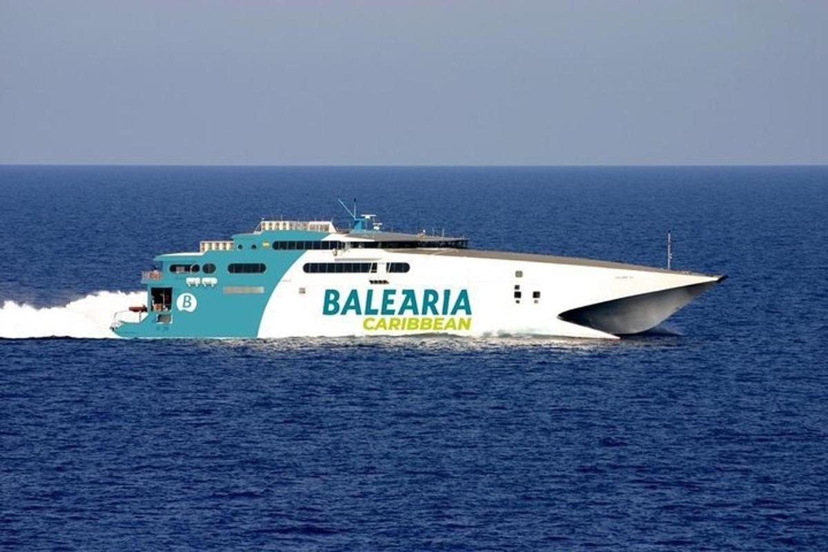 velik trajekt sredi oceana