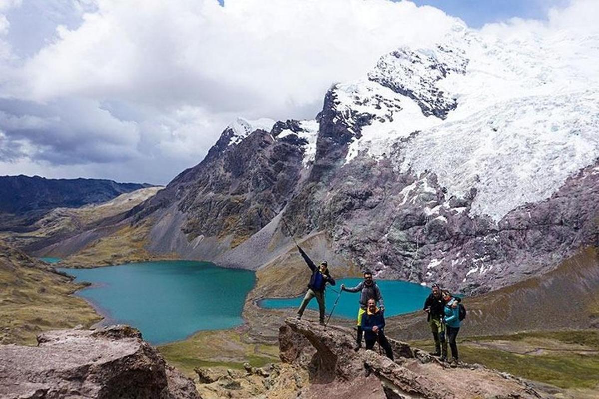 eine Gruppe von Menschen steht auf einem Berggipfel