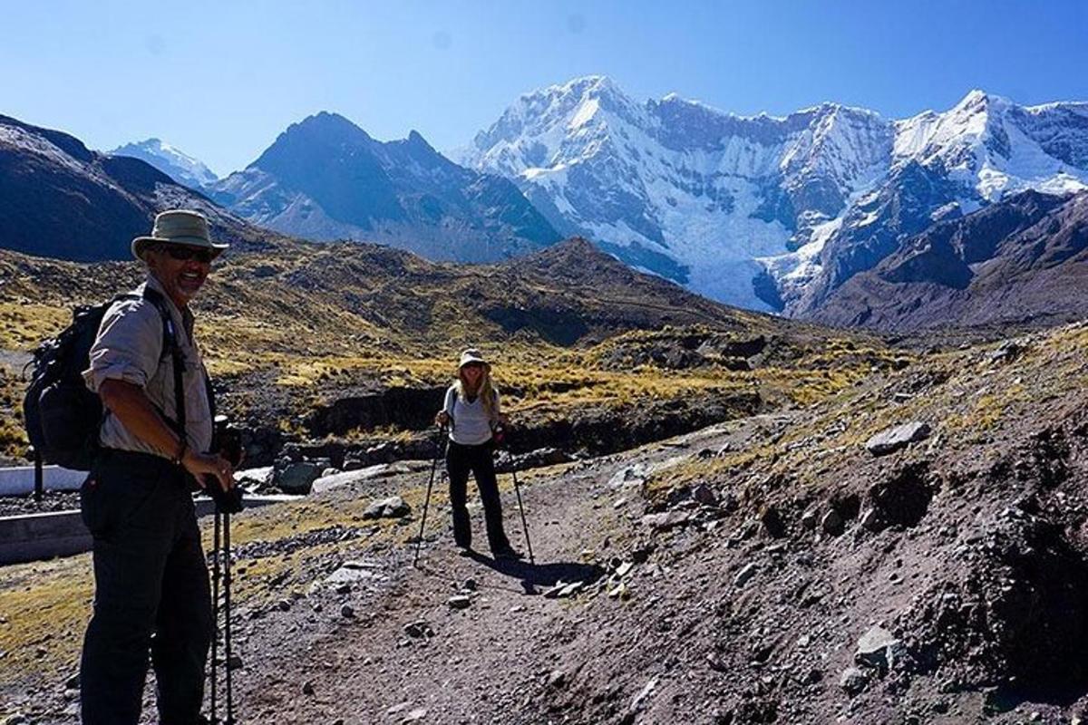 un uomo e una donna in piedi sulla cima di una montagna