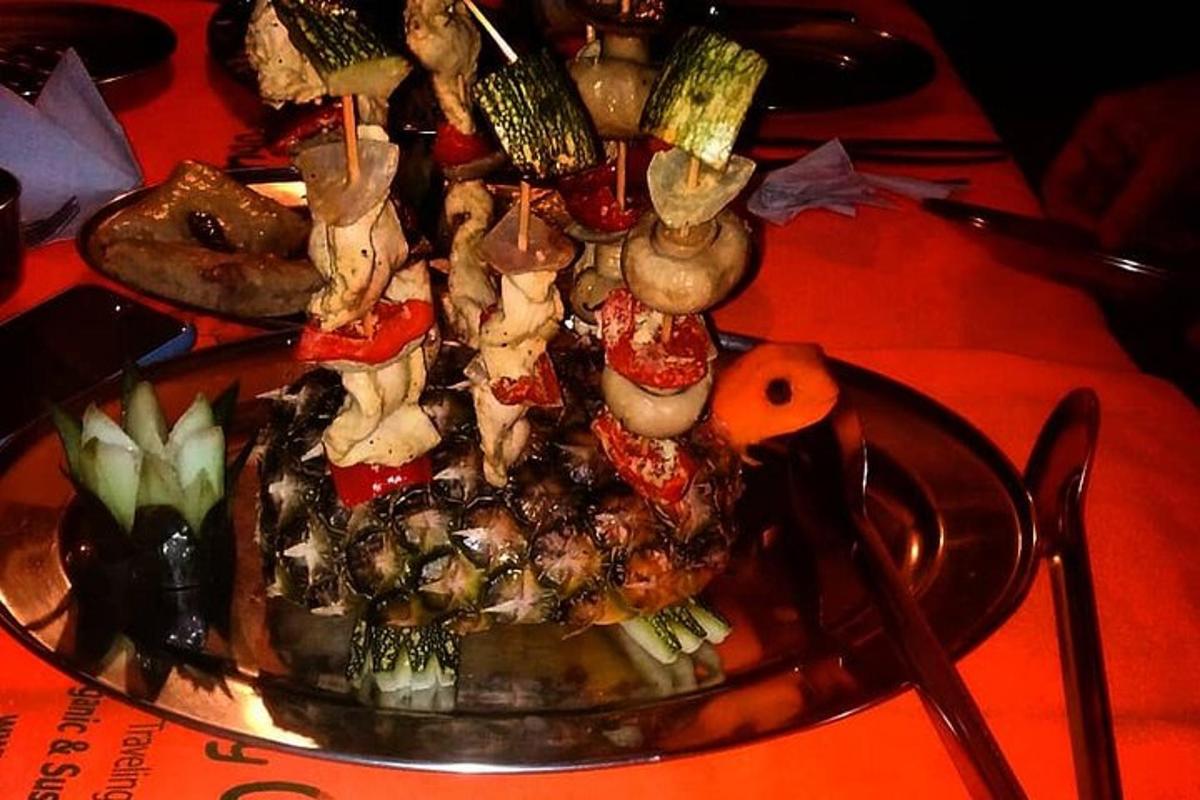một đĩa thức ăn trên bàn