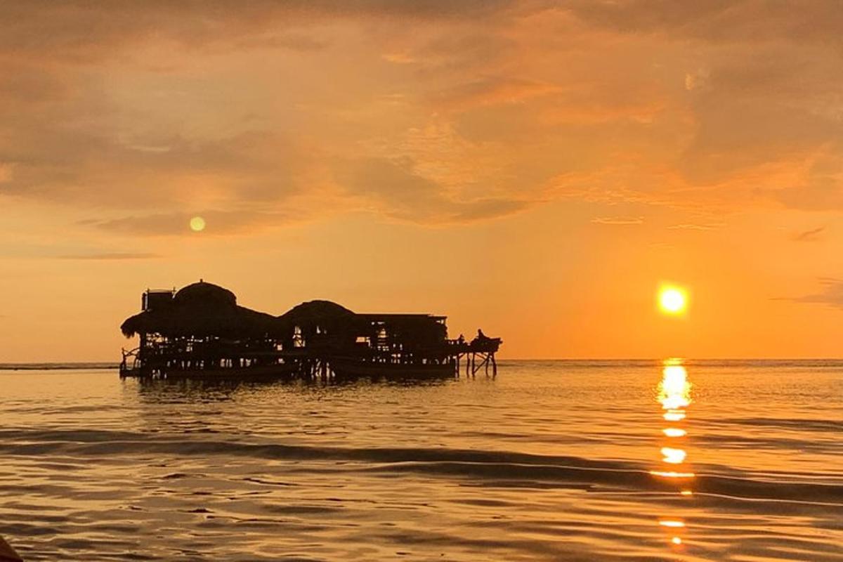 um píer no oceano com o pôr do sol