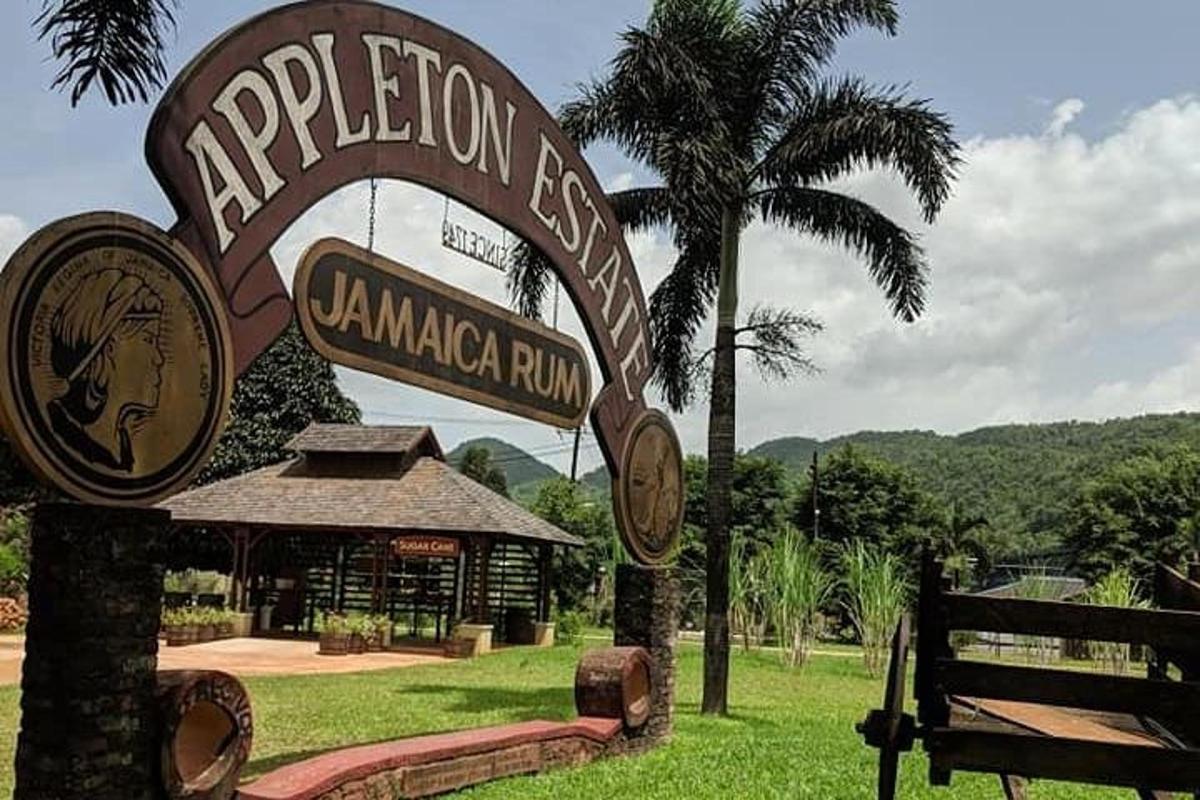 uma placa para o rancho Rippleton em um parque