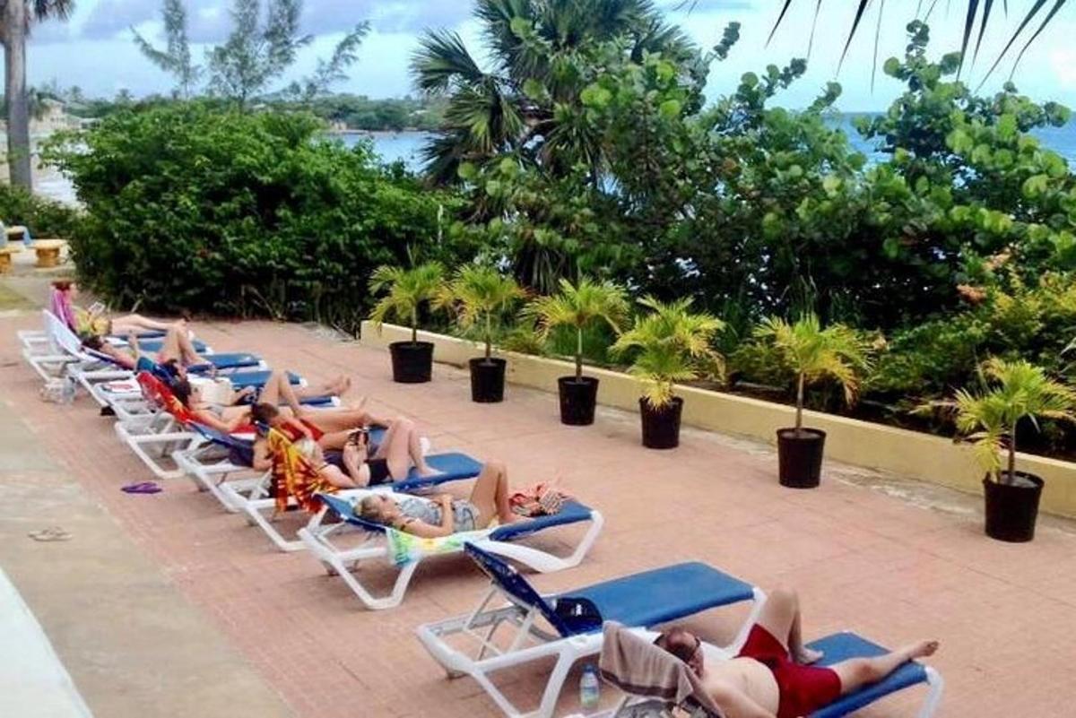 um grupo de pessoas deitadas em espreguiçadeiras em um resort