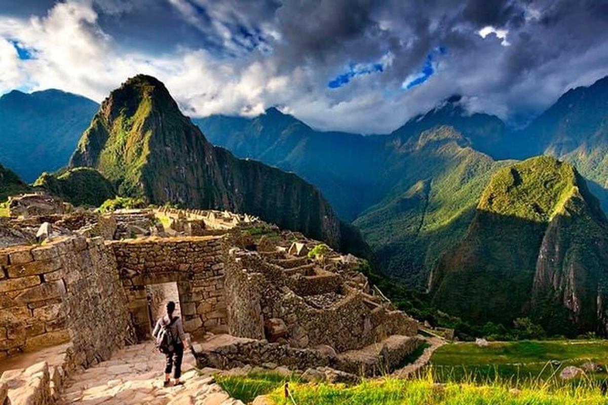 um homem caminhando por um caminho de pedra nas montanhas