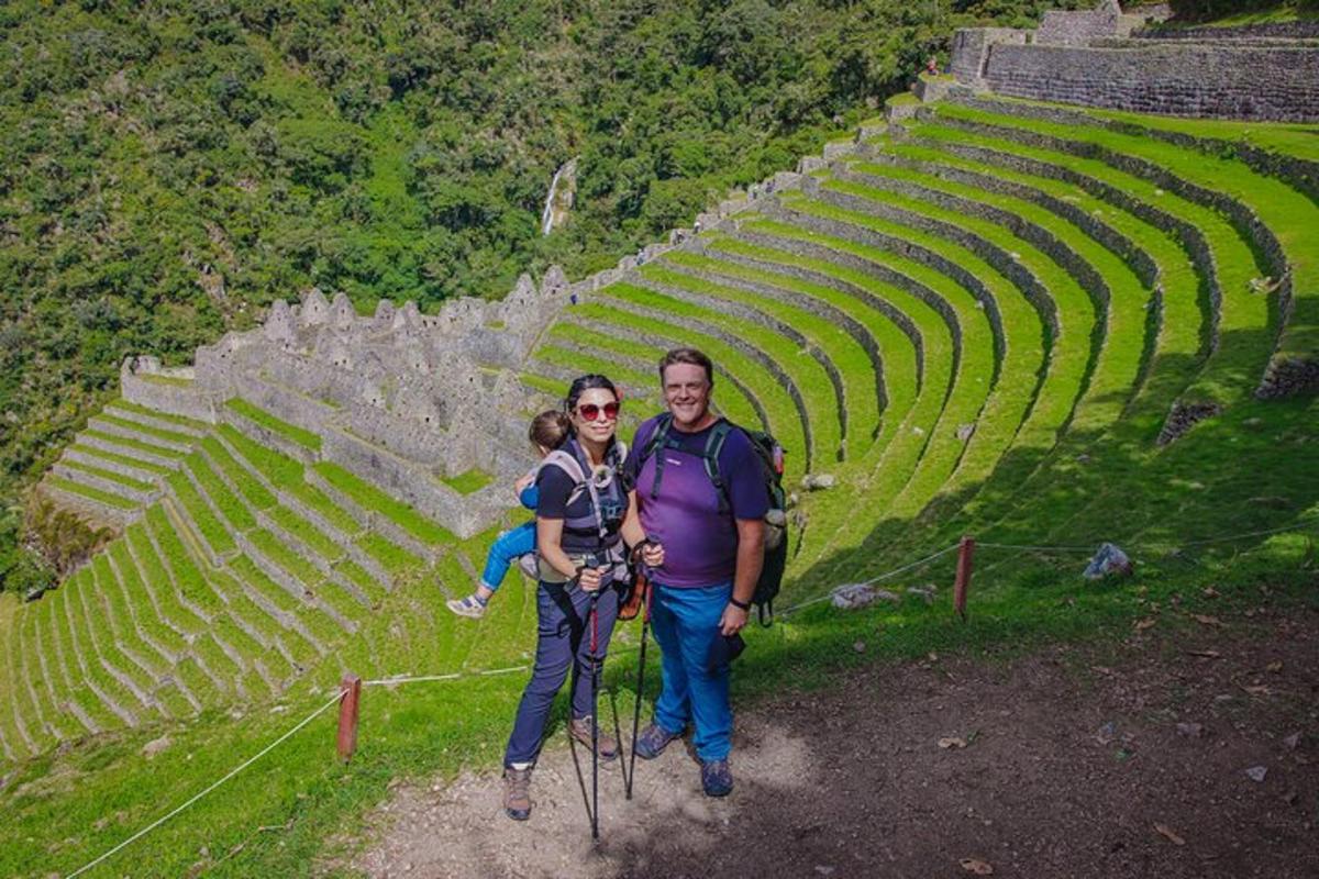 un homme et une femme debout devant un amphithéâtre