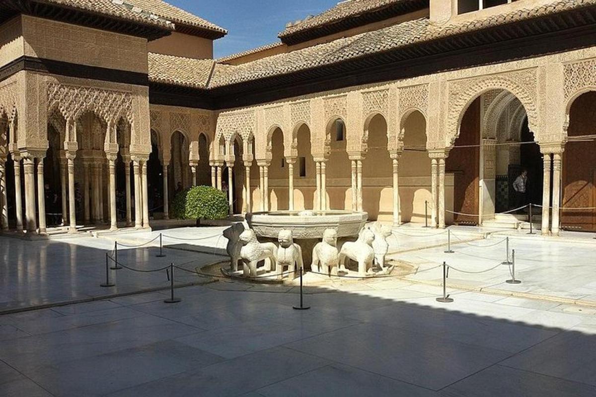 un cortile con una fontana in un edificio