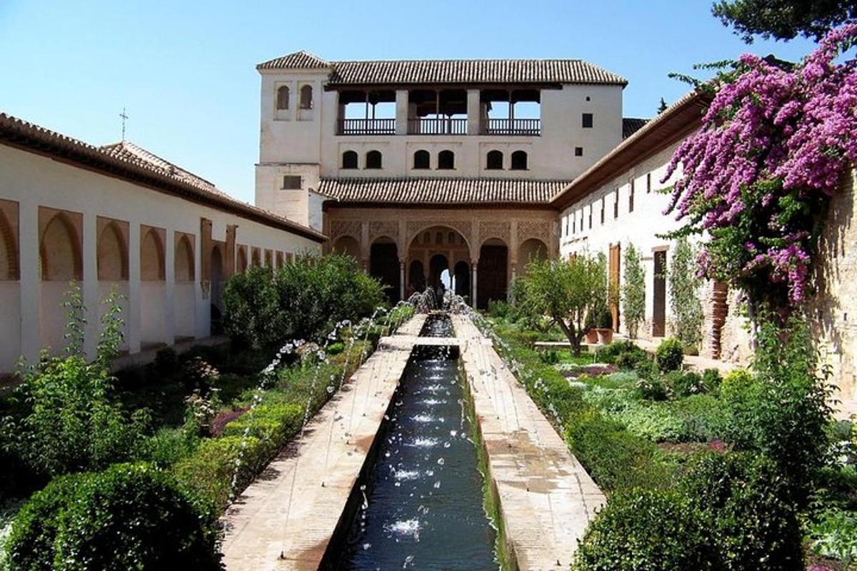 una fontana d'acqua davanti a un edificio
