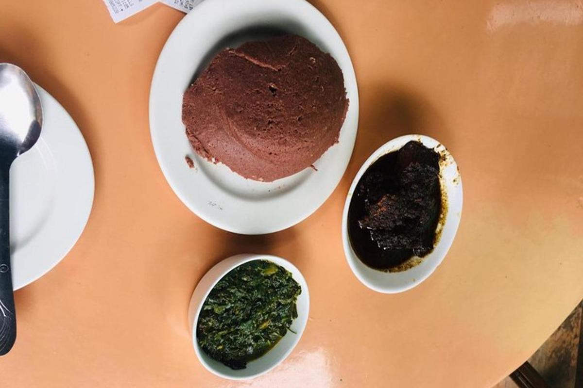 un tavolo con tre piatti di torte e una tazza di caffè