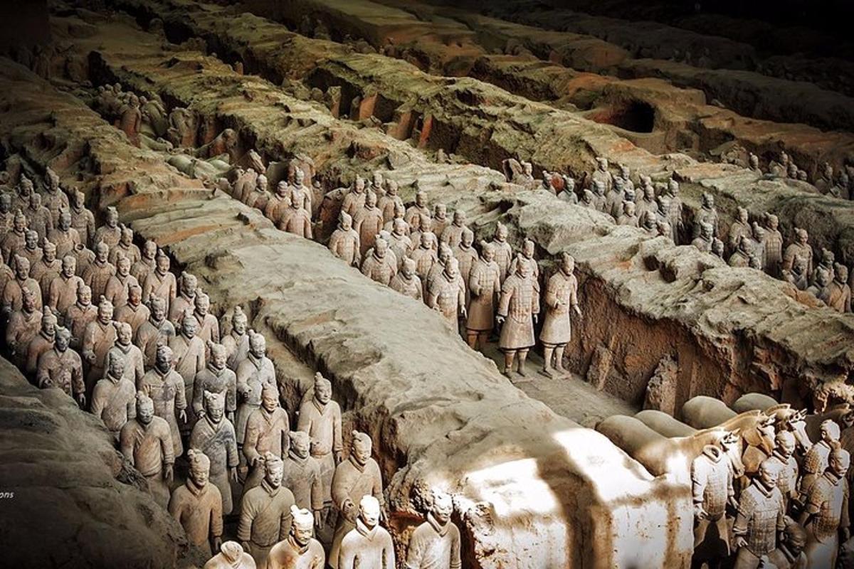 un dipinto di un grande gruppo di persone su un muro