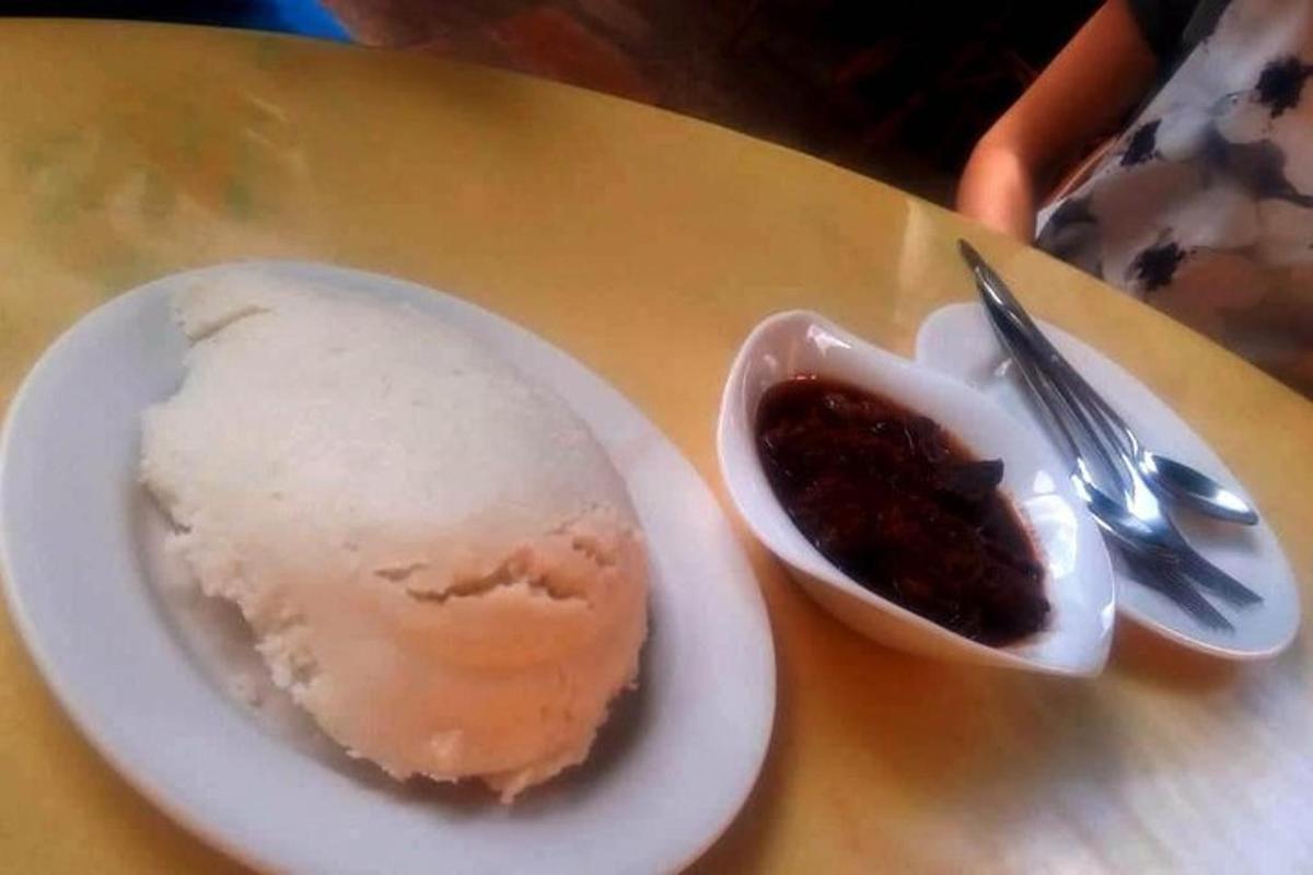 un tavolo con un piatto di cibo e una ciotola di salsa