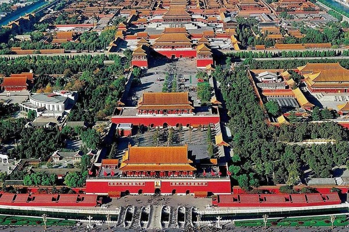 una vista dall'alto di un grande edificio con tetti arancioni