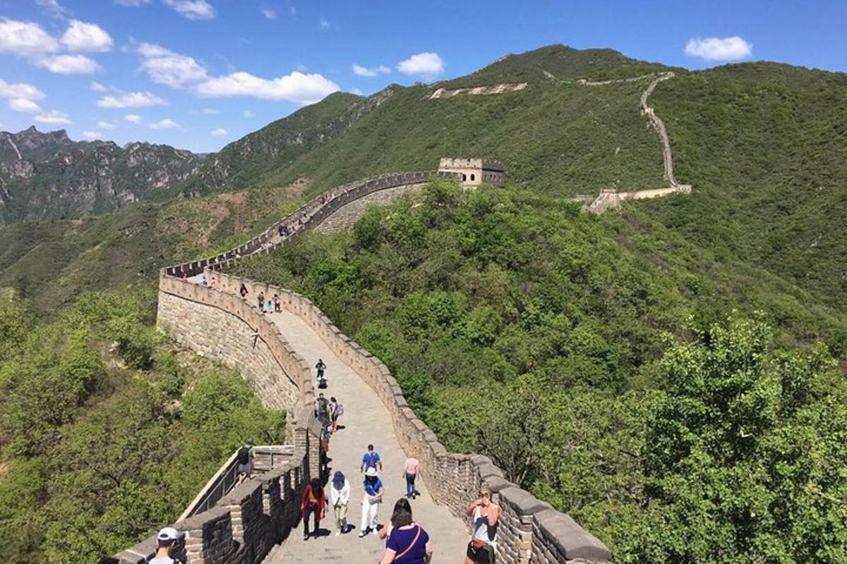un gruppo di persone che camminano sulla grande muraglia