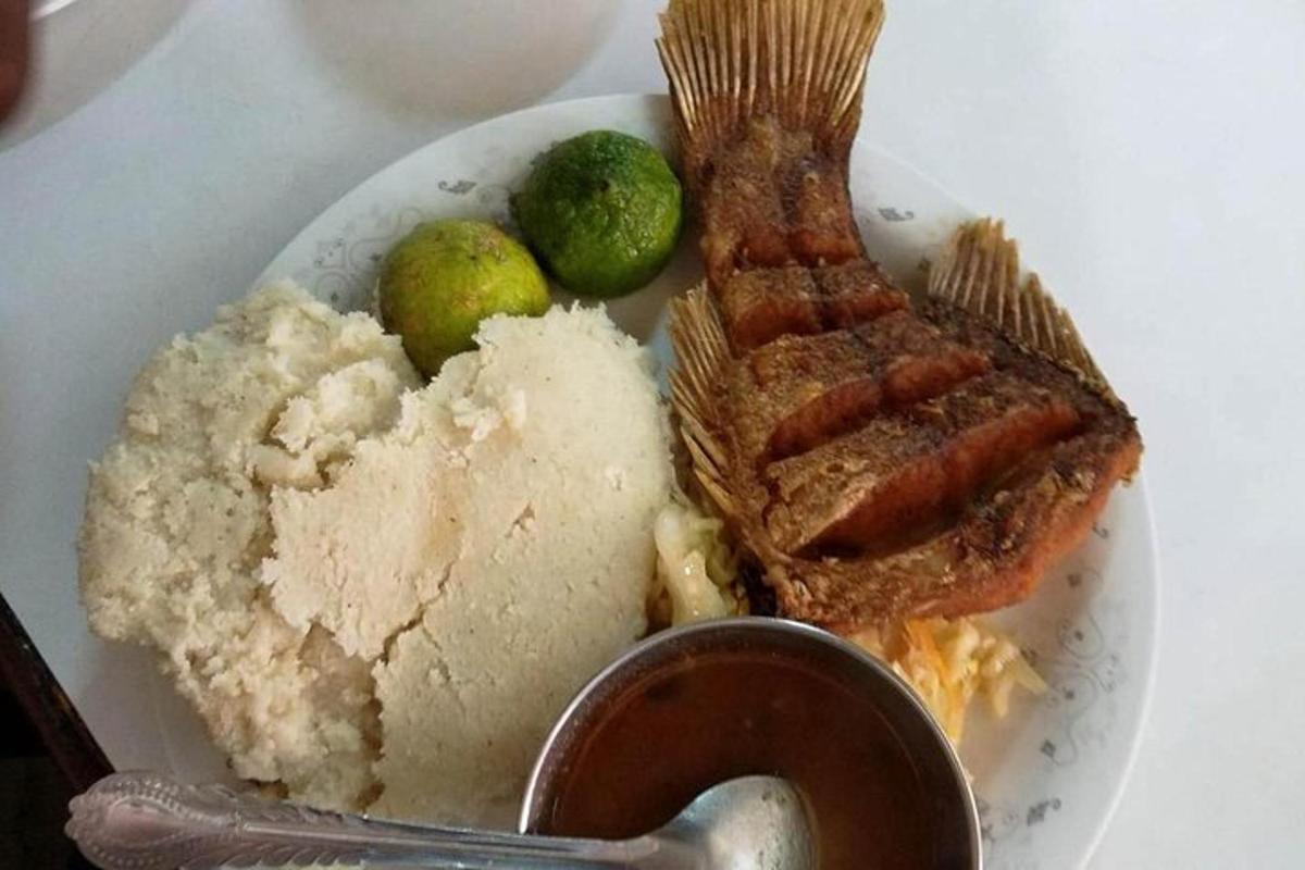 lautanen ruokaa lihalla, leivällä ja limetillä