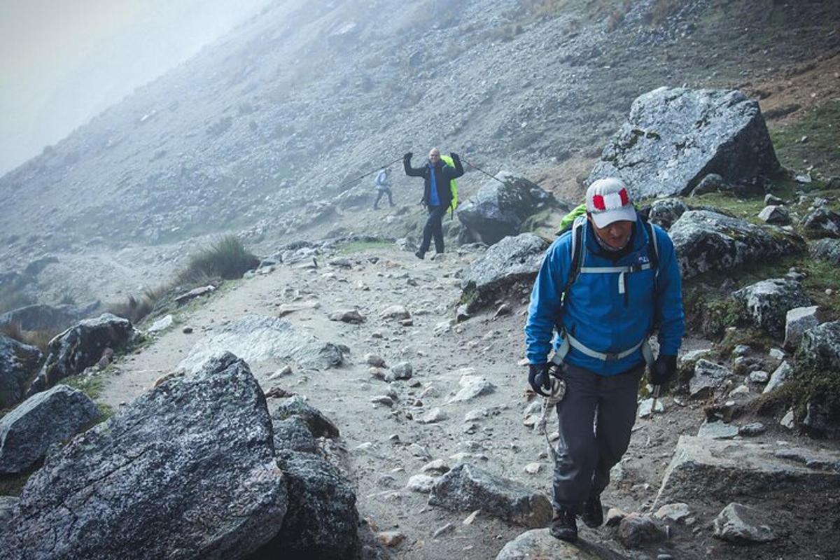 dva lidé jdoucí na skalnatou horu