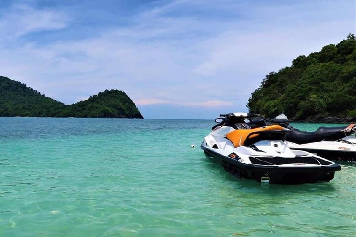 海の水中に浮かぶジェットスキー