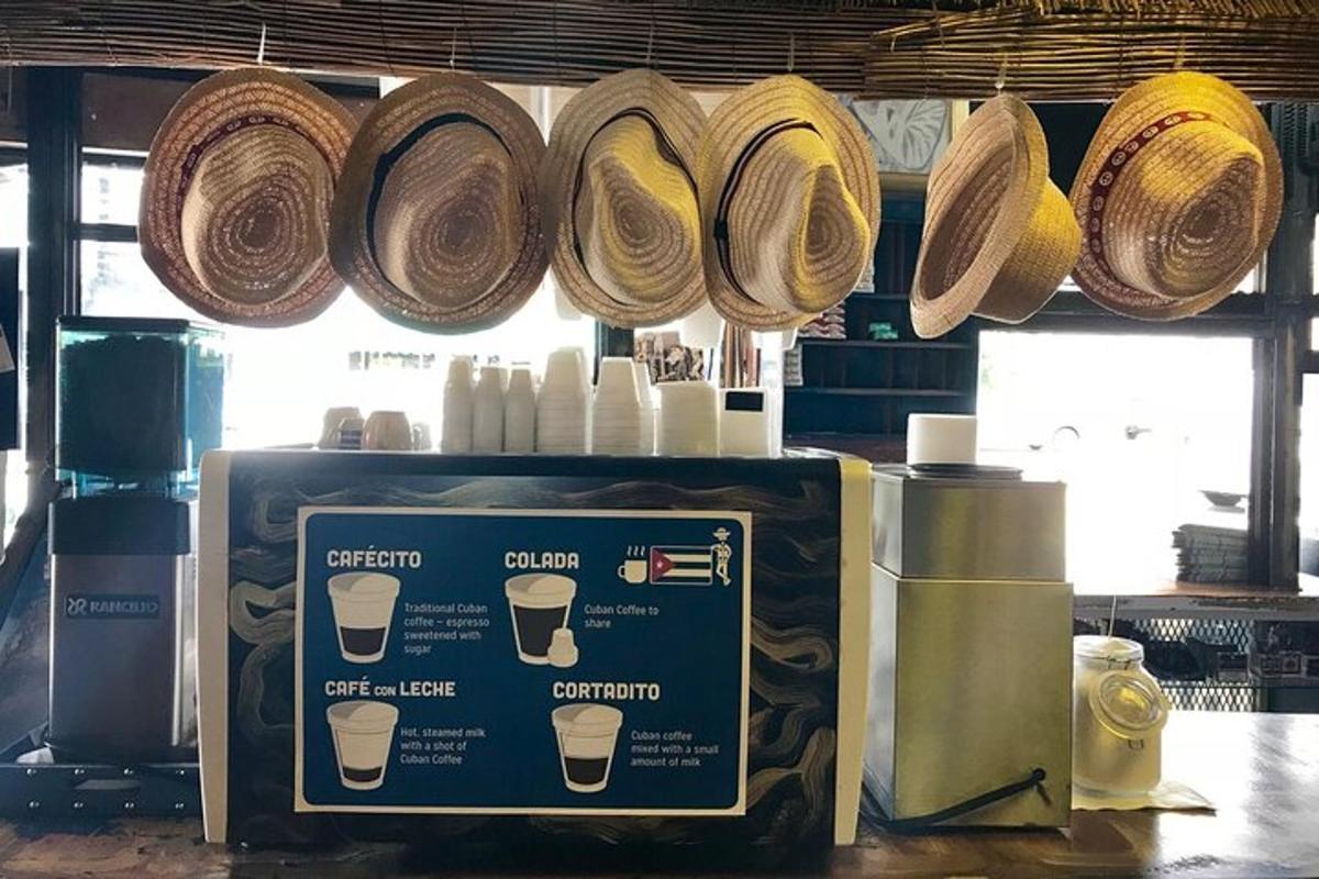 una caffetteria con cappelli di paglia appesi sopra un bancone