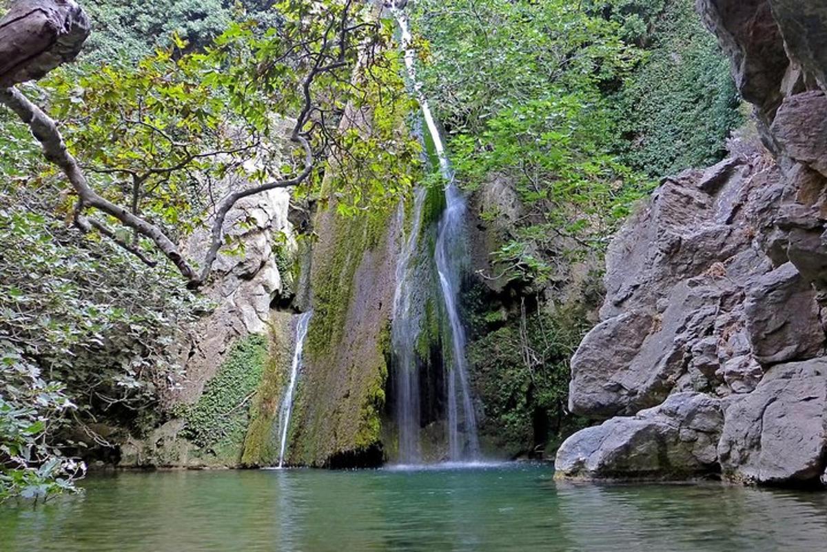 водоспад посеред водойми