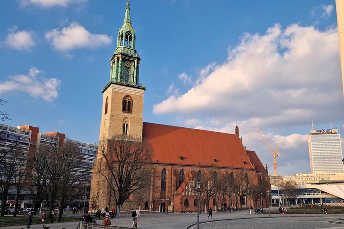 didelė bažnyčia su bokštu ir laikrodžiu ant jo