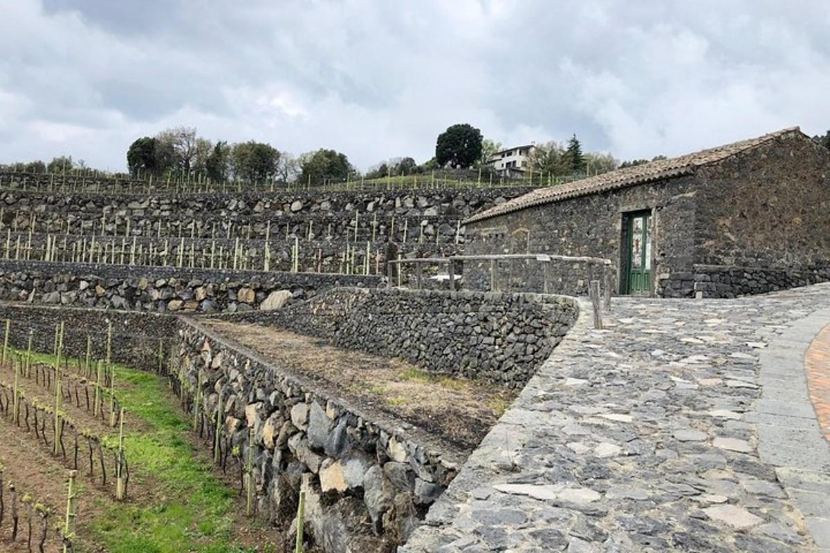 un vecchio edificio in pietra con un muro in pietra