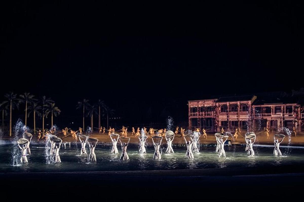 um grupo de flamingos parados na água à noite