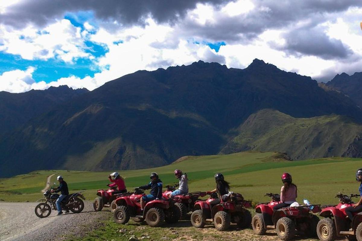 um grupo de pessoas andando de quadriciclo em uma estrada de montanha