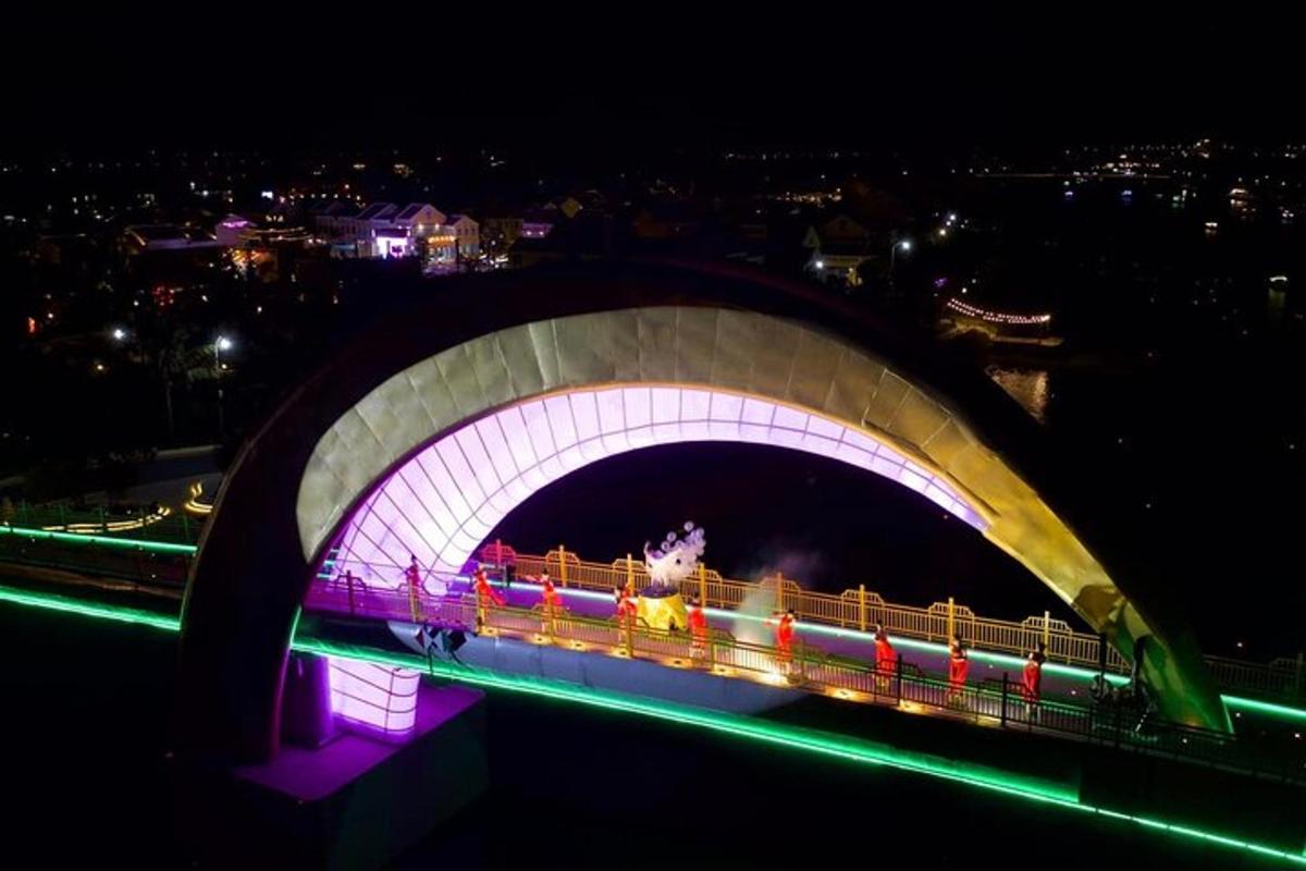 uma ponte à noite com um trem nela