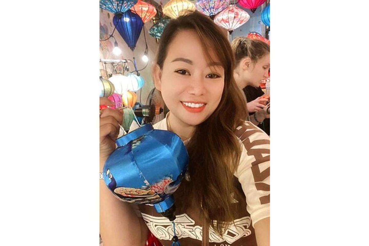 젊은 여성이 파란색 풍선을 들고 있다