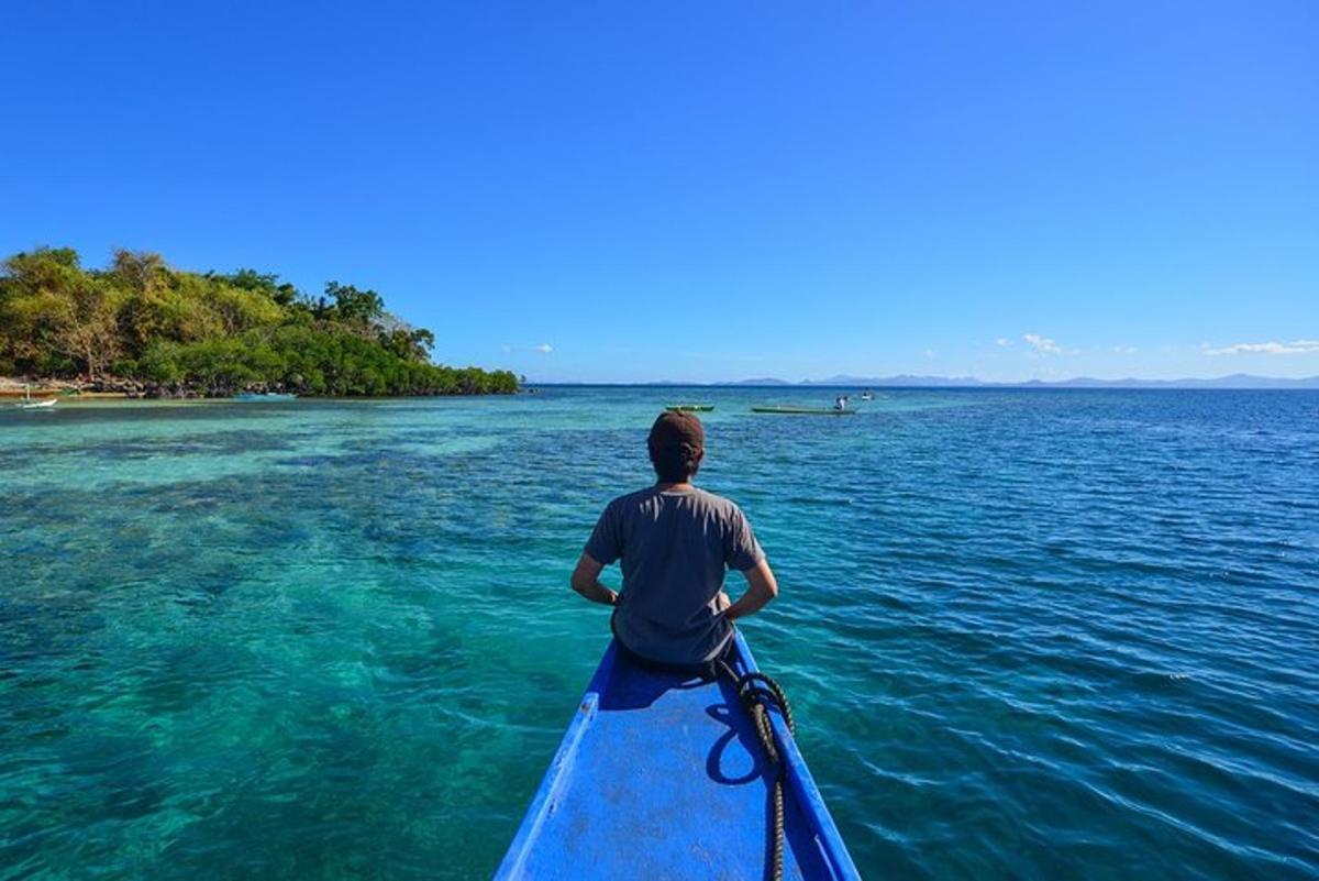 un uomo sta pagaiando su un kayak blu nell'acqua