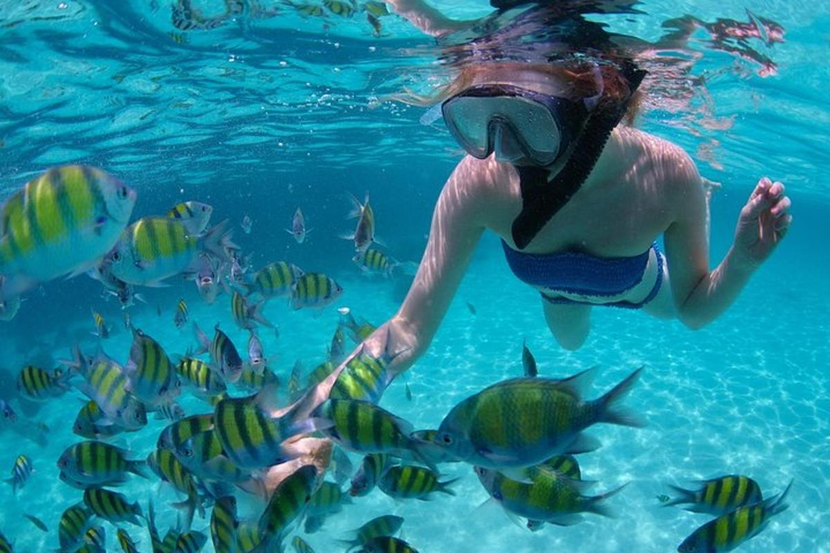 una persona in acqua con una maschera