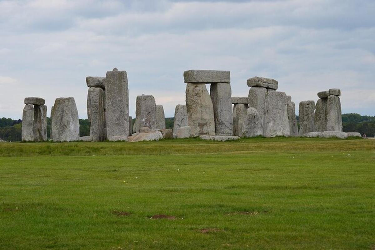 skupina kamenů Stonehenge na poli