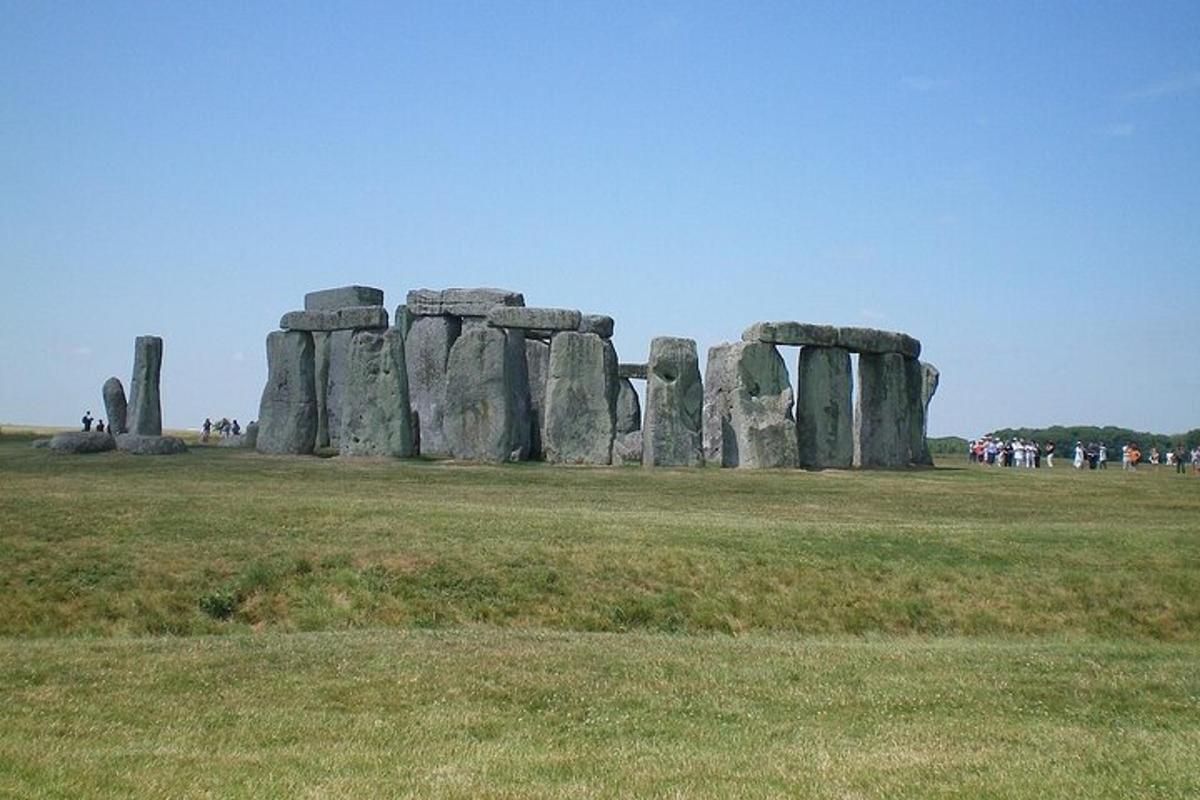 Skupina lidí stojící před Stonehenge