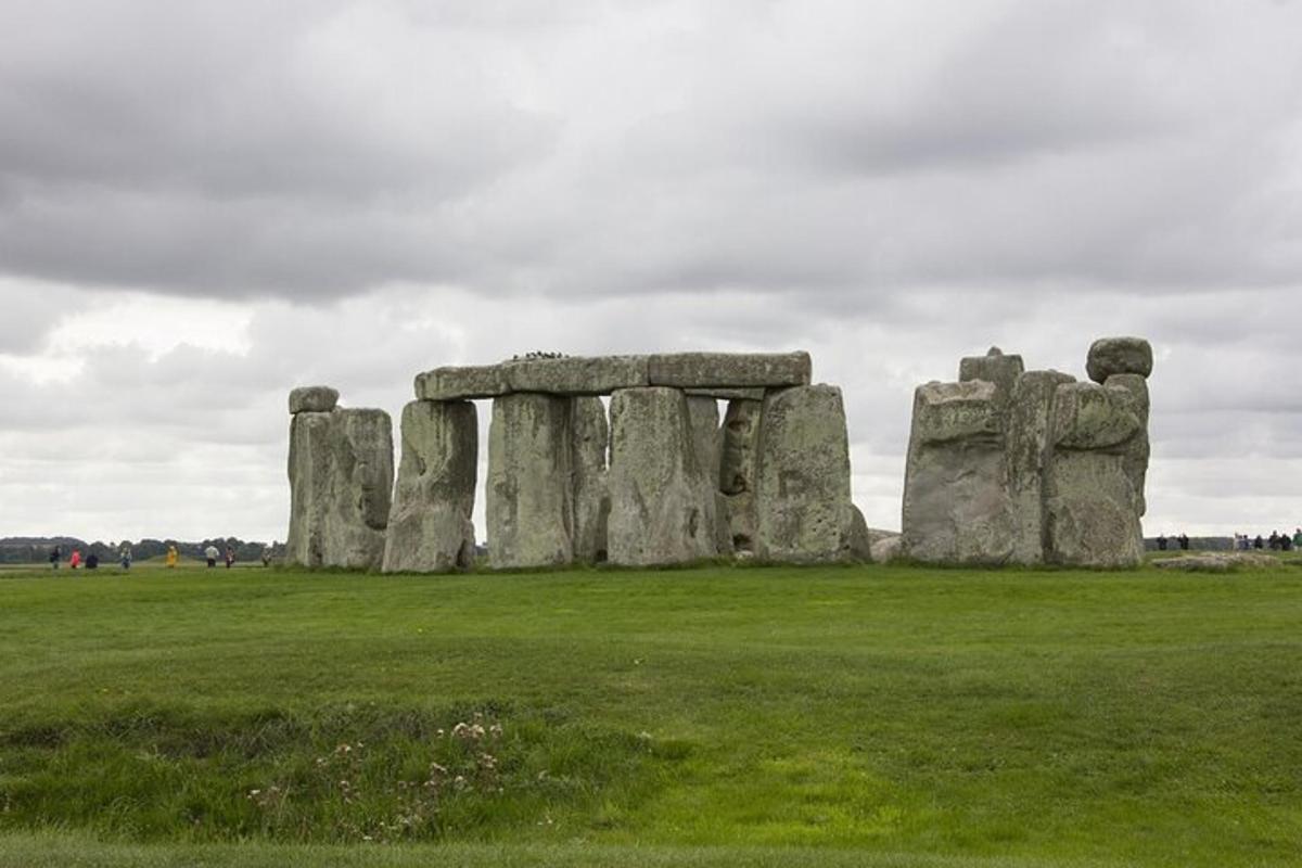 památník Stonehenge na poli za zamračeného dne