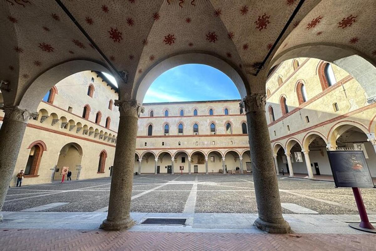 un grande edificio con colonne in un cortile
