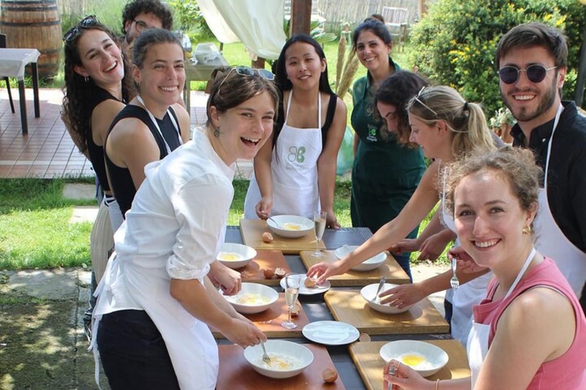 un gruppo di persone in piedi attorno a un tavolo da picnic